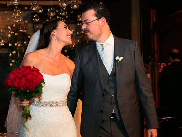 Casamento em tons vibrantes no charmoso e aconchegante Espaço Lilló – Daniella & Fernando