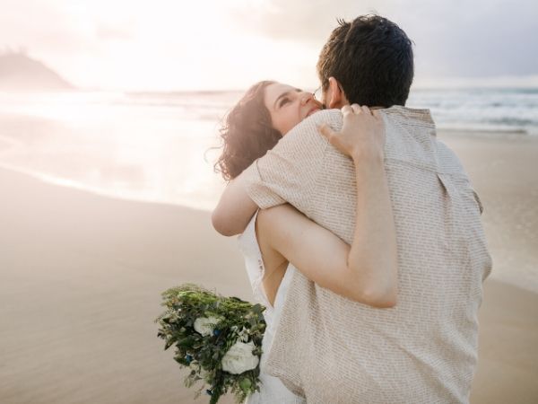 Casamento ao nascer do sol na Praia do Tombo – Larissa e Pedro